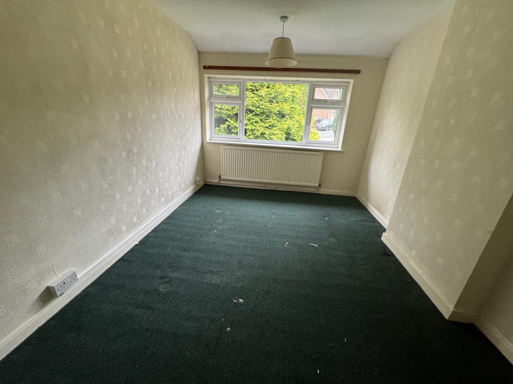 Lot: 50 - FIVE-BEDROOM SEMI-DETACHED HOUSE FOR IMPROVEMENT - Bedroom 5